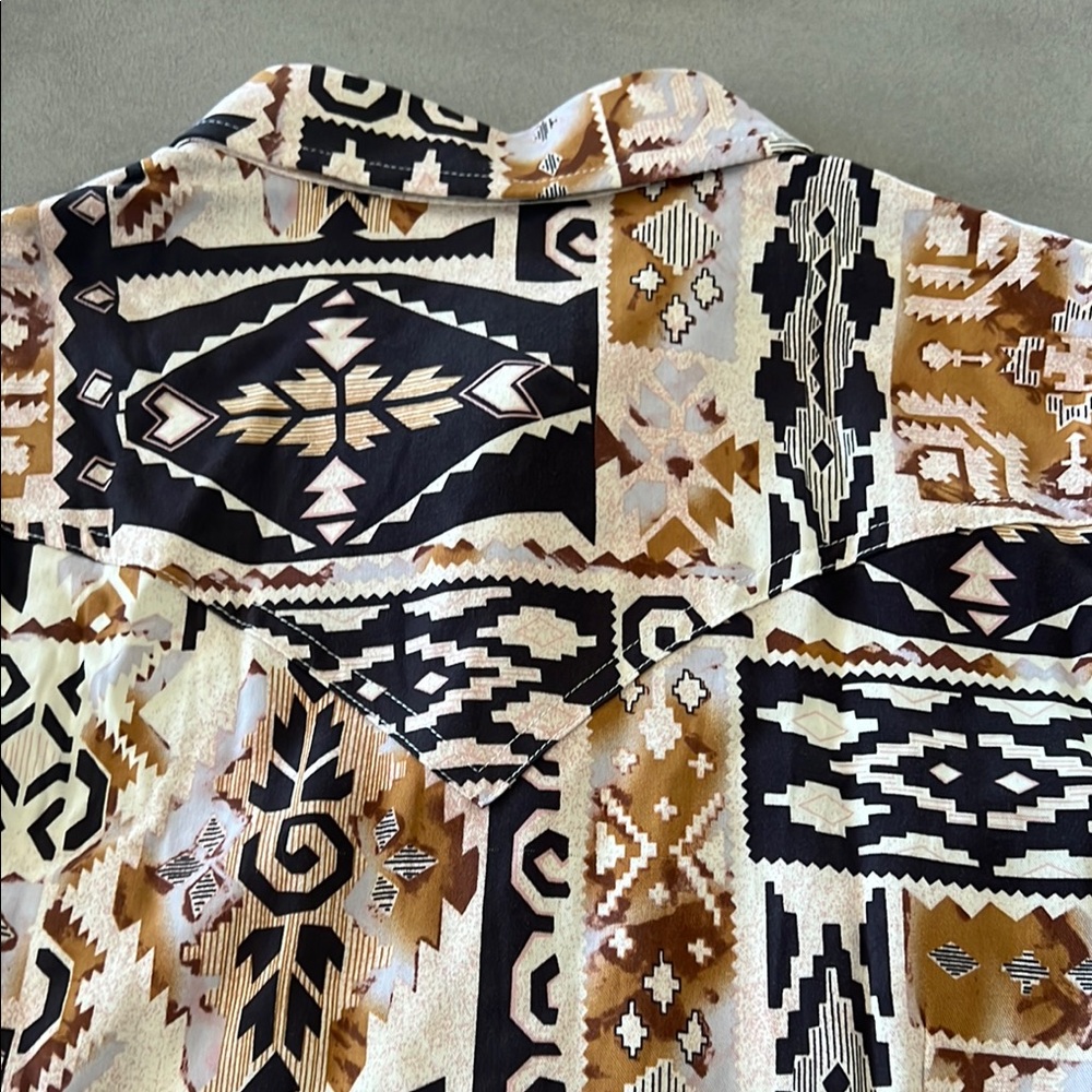Stylish Geometric Button-Down Shirt - Picture 6 of 7